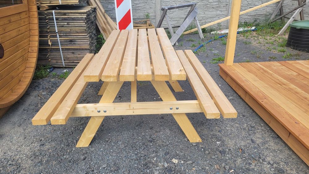 Komplet ogrodowy stół i krzesła składane.