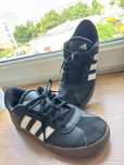 Buty Adidas czarne z białymi paskami – klasyczny model