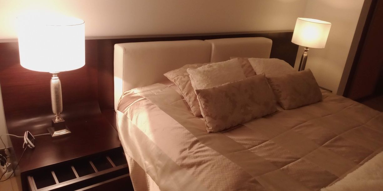 Cama de casal e mesas de cabeceira
