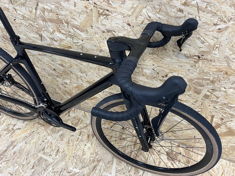 Bicicleta gravel carbono BXT - Cabos internos - Shimano GRX 2x11v