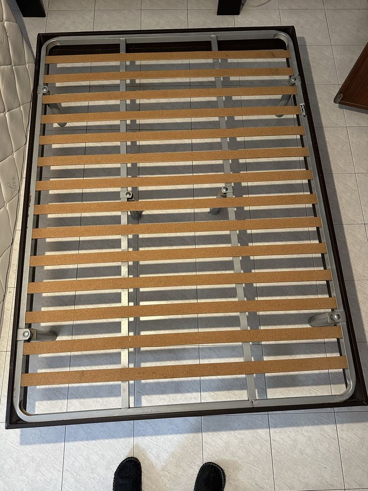 Cama com estrado (colchão extra)
