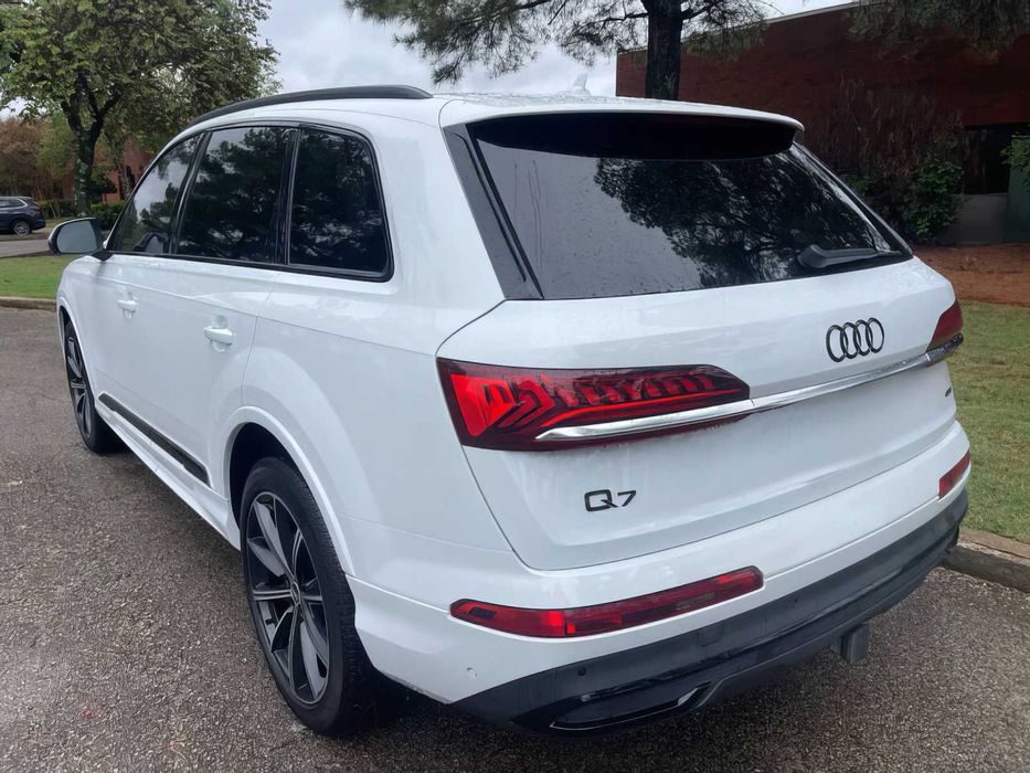 Audi Q7      2021
