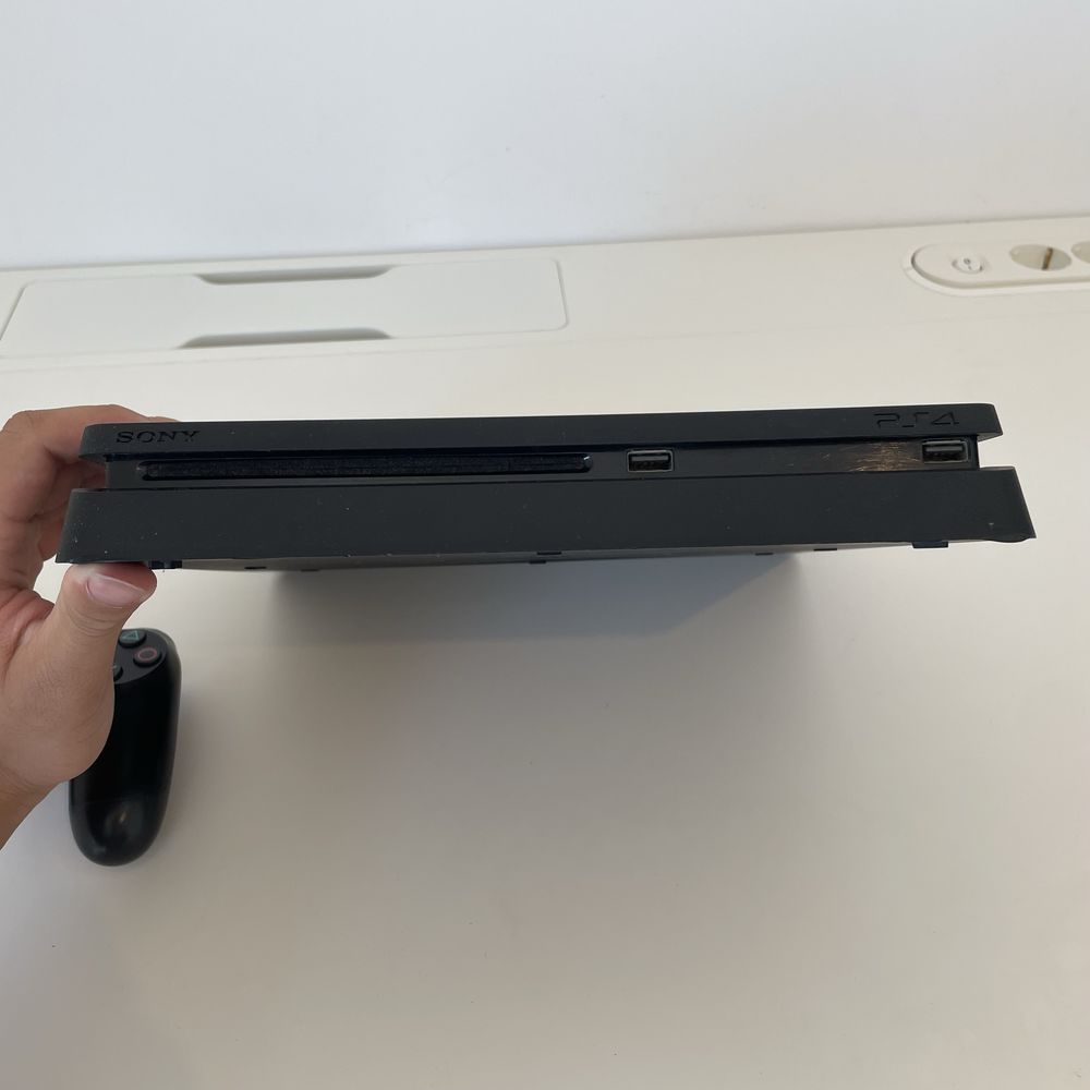 PS4 Slim 500 GB + Comando