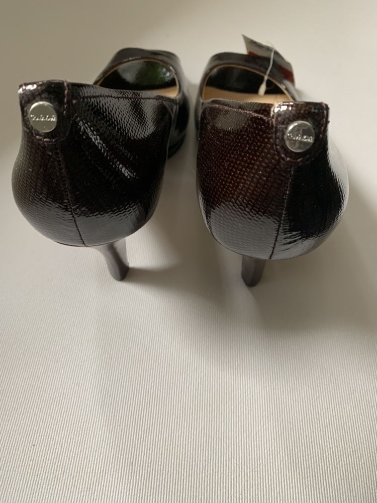 Szpilki lakierki Peep Toe Calvin Klein