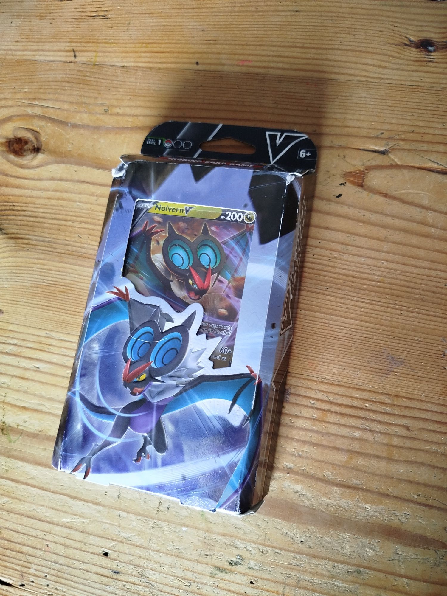 Zestaw kart Pokémon Noivern V - Talia tematyczna fabrycznie zamknięta