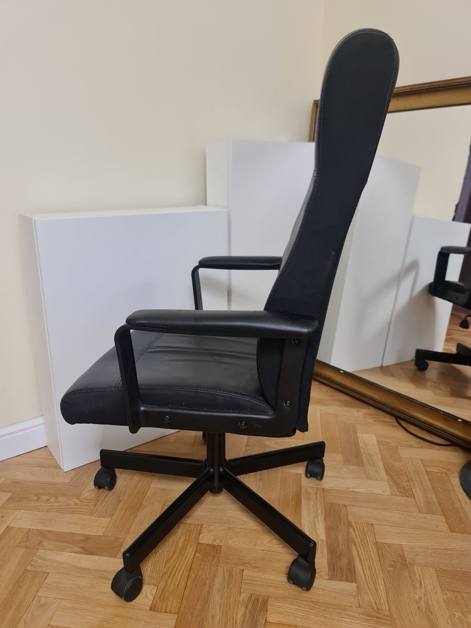 krzesło biurowe obrotowe Ikea MILLBERGET
Krzesło obrotowe, Mukrzesło b