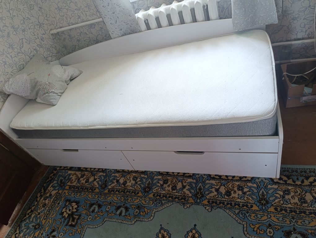 Меблі дитячі ліжко та шафа