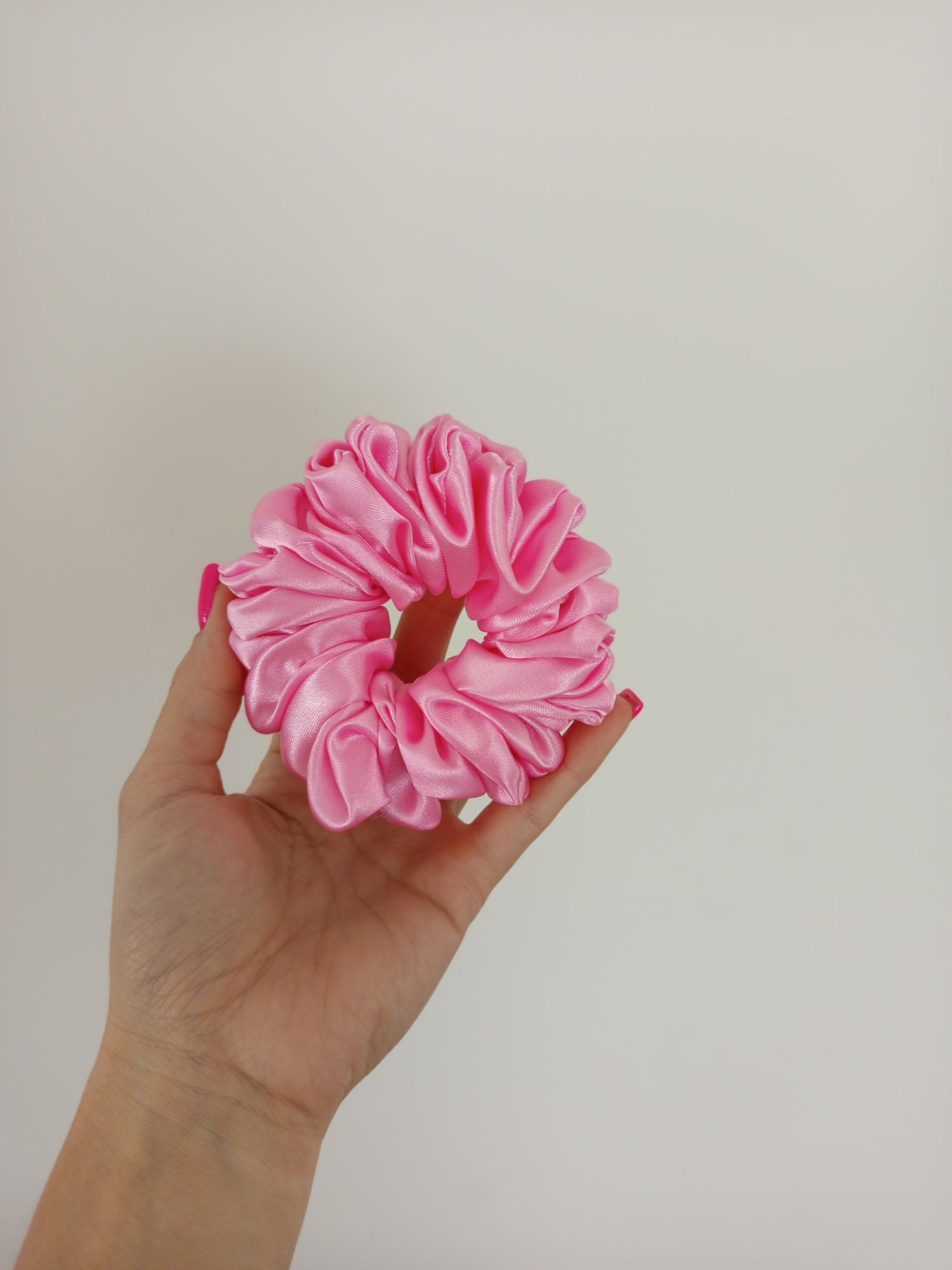 Satynowa gumka do włosów scrunchie