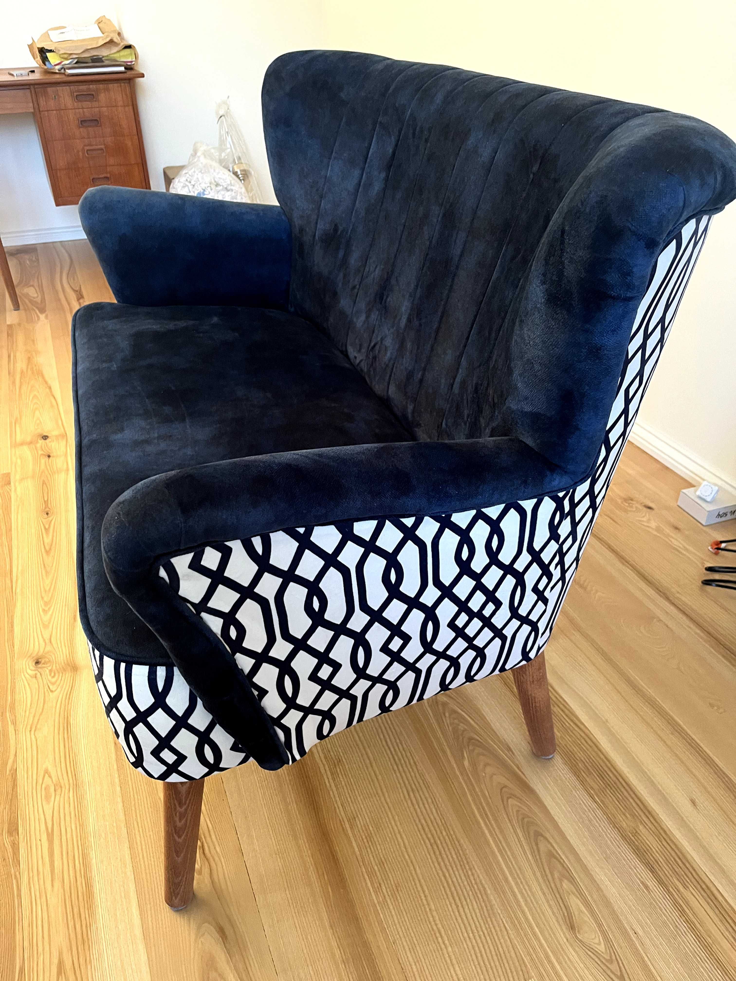 Piękna sofa 2-osobowa