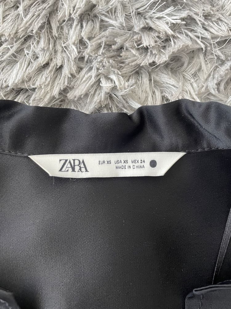 Blusa de cetim bordada Zara