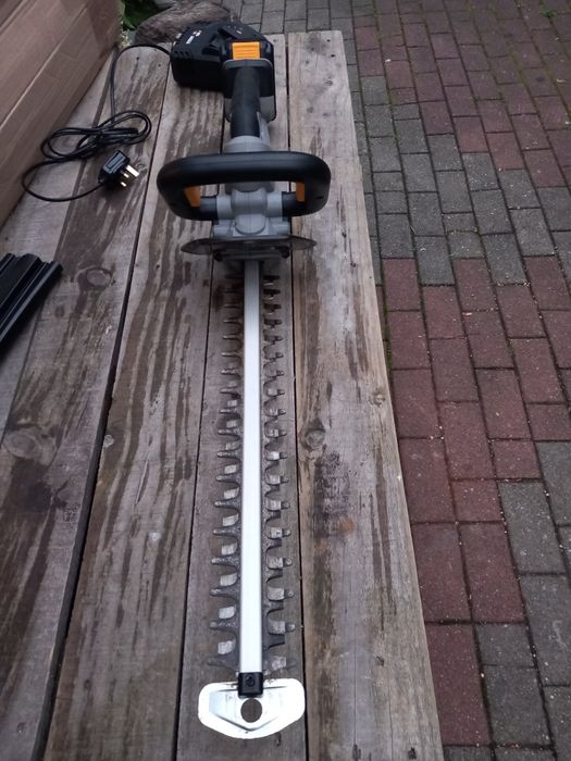 Nożyce  akumulatorowe Titan 45 cm 18 V