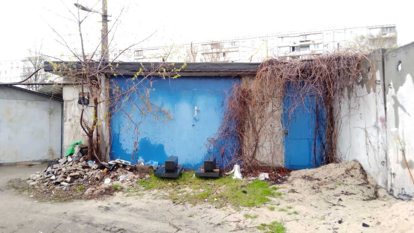 Березняки. Продам діючий автомагазин по фасаду Березняківській, 15-А.
