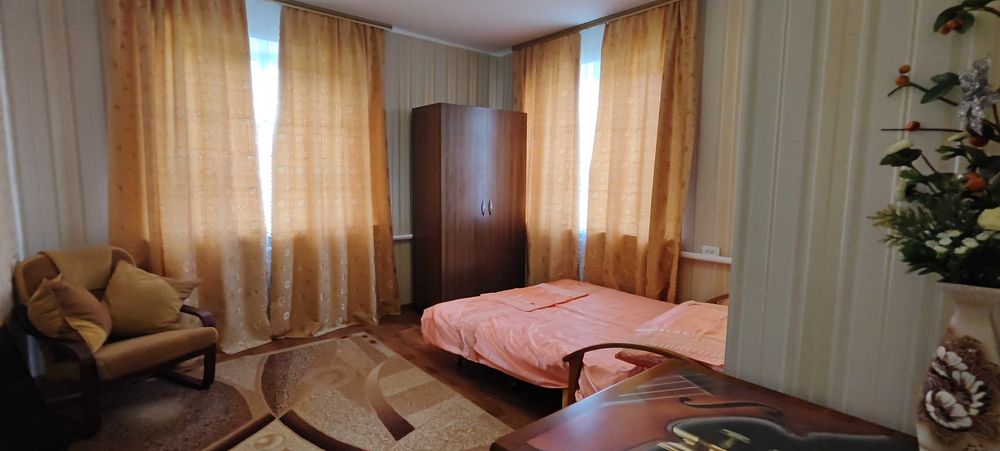 Здається будинок.4 роздільні кімнати.2 санвузли.Меблі.Побутова техніка