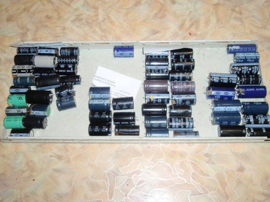 конденсатор электролитический 200В