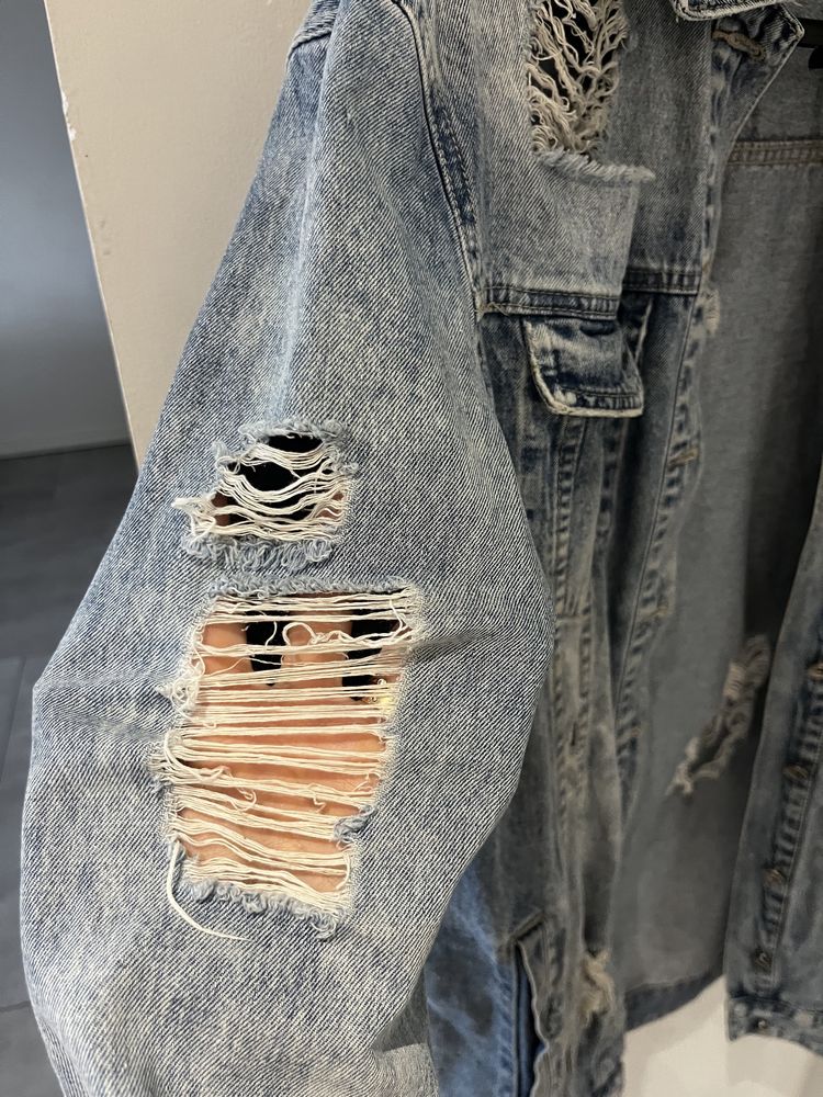 Katana jeansowa kurtka z dziurami przetarcia
