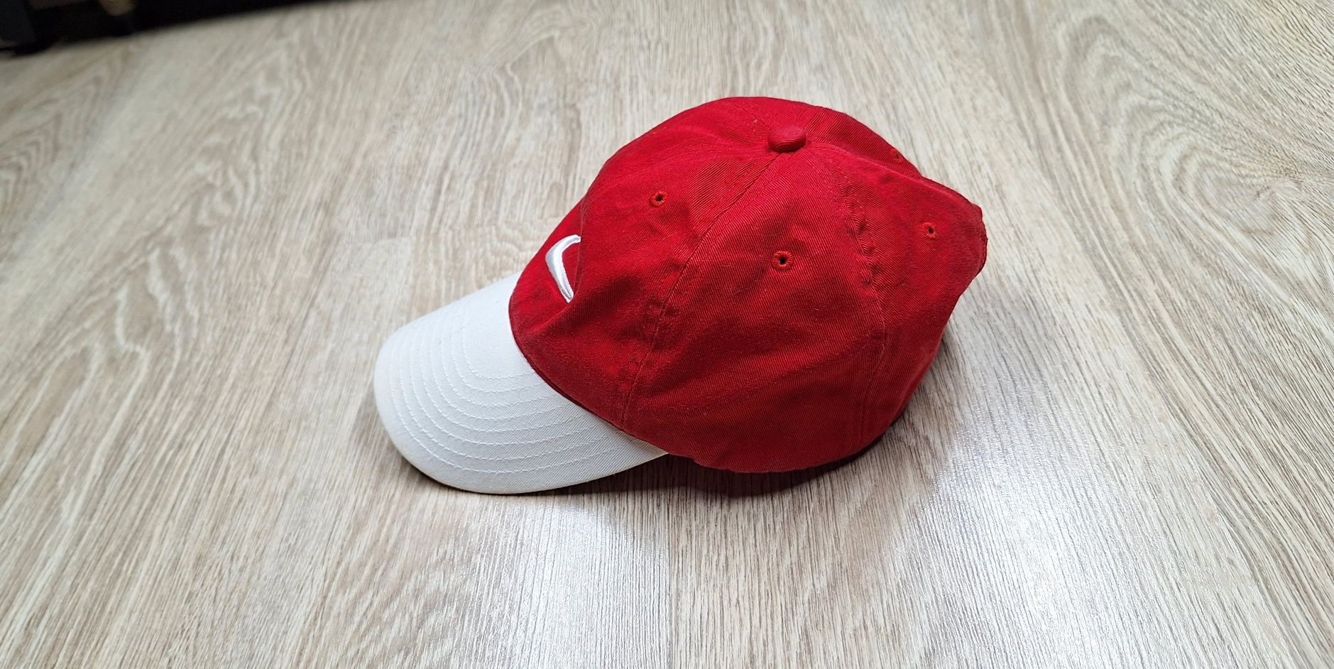 Nike czapka z daszkiem kibica biało- czerwona 47- 54cm obwód