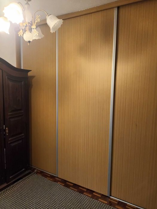 Três porta de roupeiro