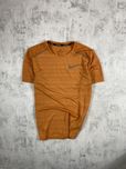 Яскрава помаранчева Nike Dri-Fit: стиль і видимість