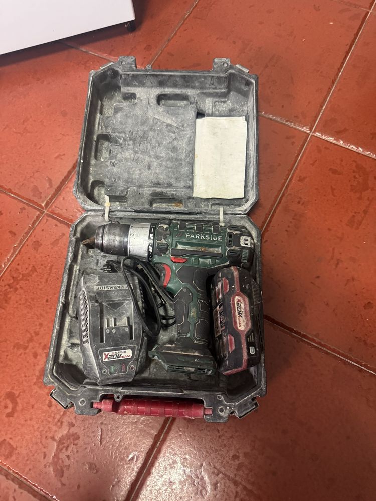 Parafusadeira sem fio com bateria e mala