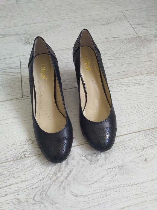 Комфортні шкіряні туфлі на стійких підборах, Lotus