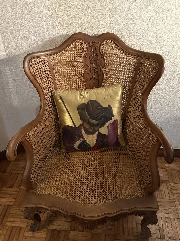 Cadeirão em palhinha.