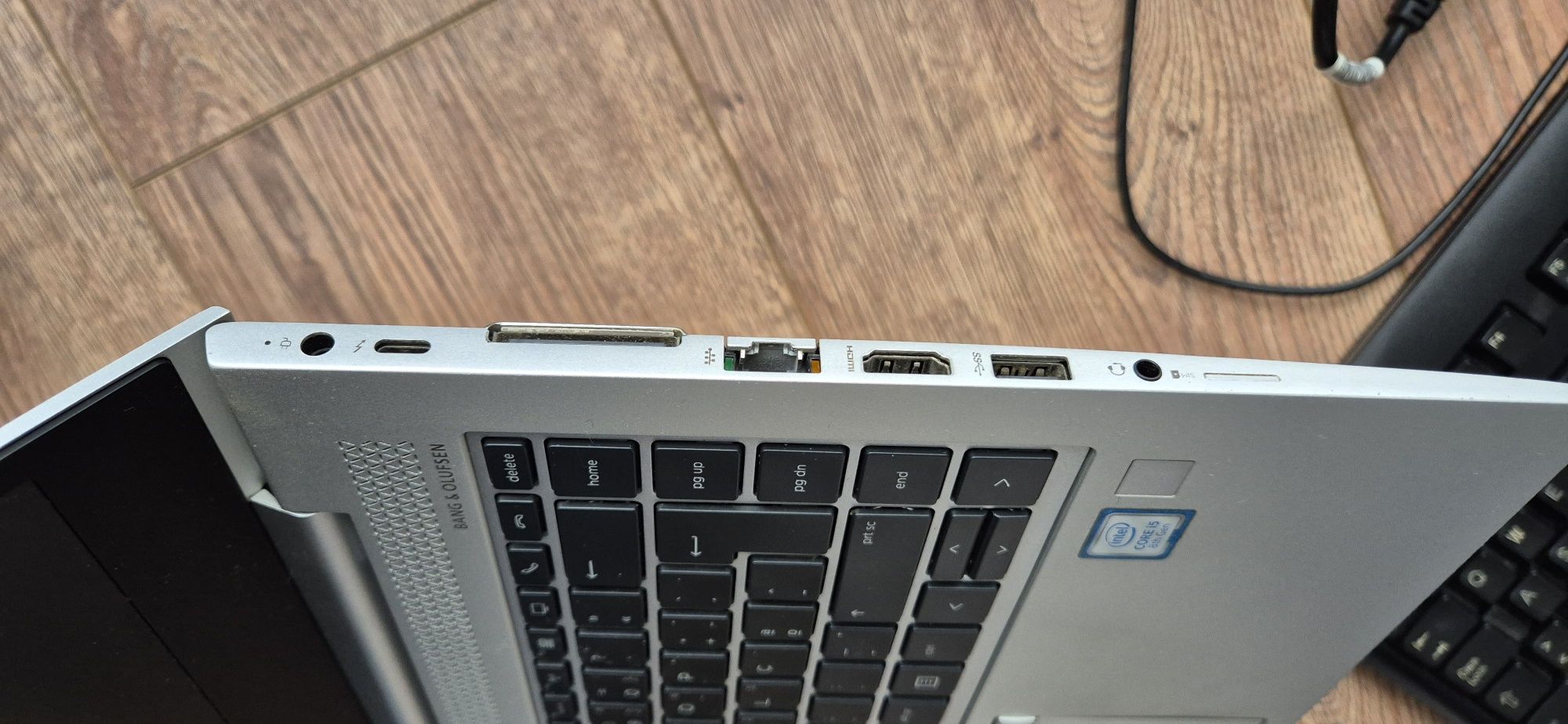 Portatil e monitor HP, com oferta de rato e teclado com fios.