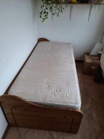 Łóżko   drewniane