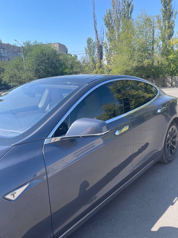 Tesla model S 85D