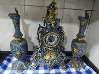 Relógio e ânforas/jarras antigas em latão