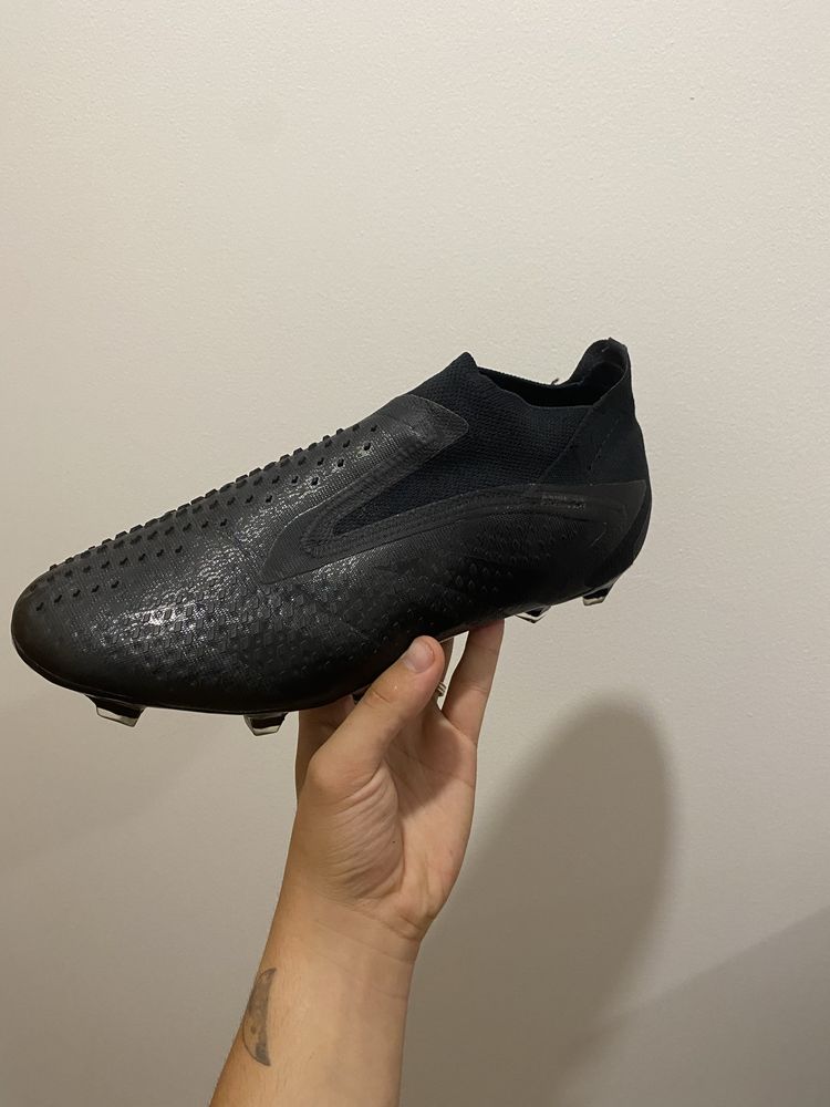 Chteiras adidas predator accuracy + pretas