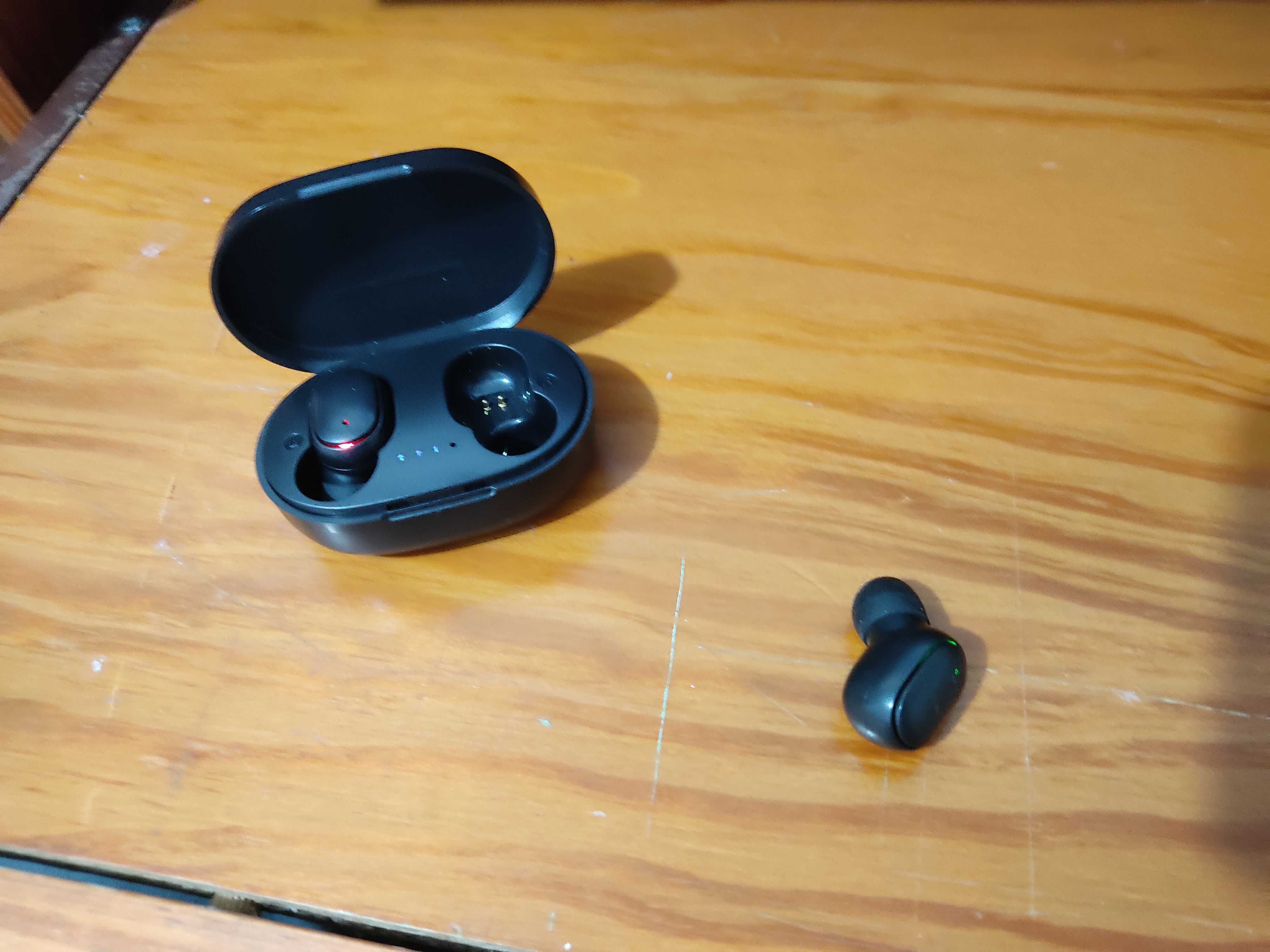 Fones de ouvido bluetooth sem fio com caixa de carregamento
