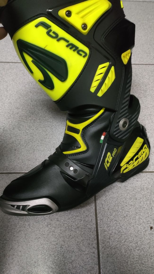 Capacete,botas e calças