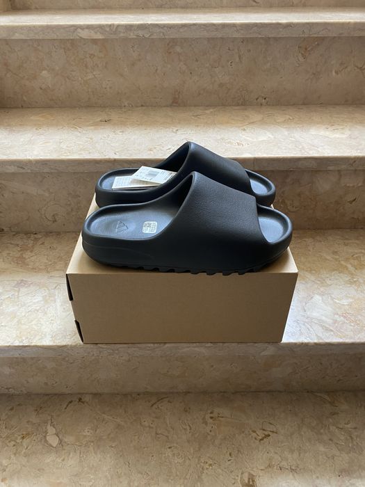 Yeezy slide “Onyx” 43