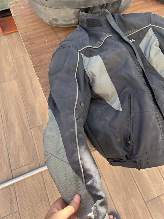 Capacetes, blusão e mala para mota