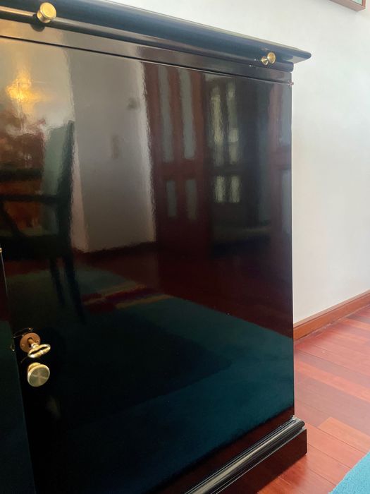 Aparador lacado preto estilo art deco + espelho lapidado bisotado