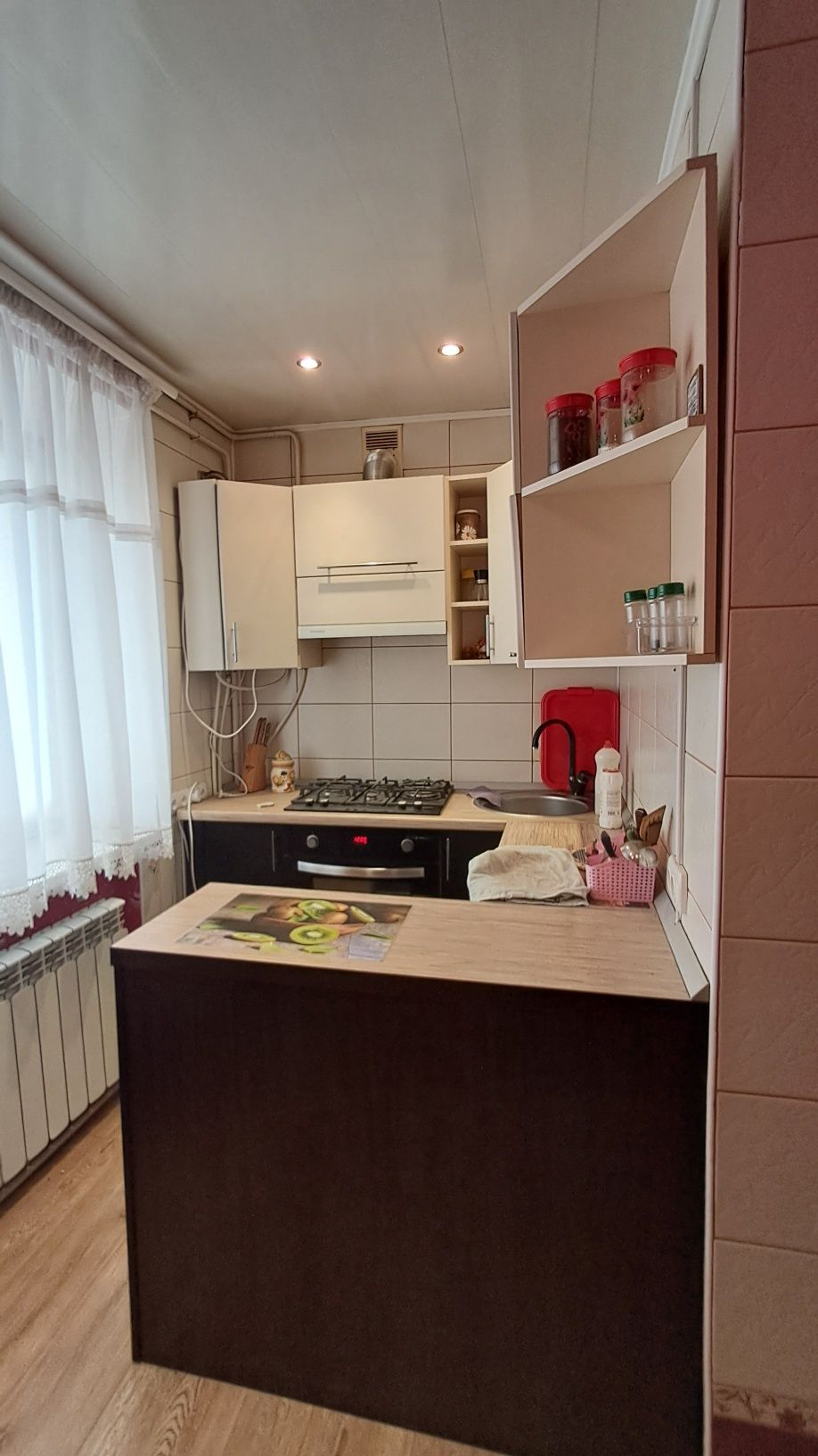 Продам 1 кім.чешку з меблями та технікою в центрі міста
