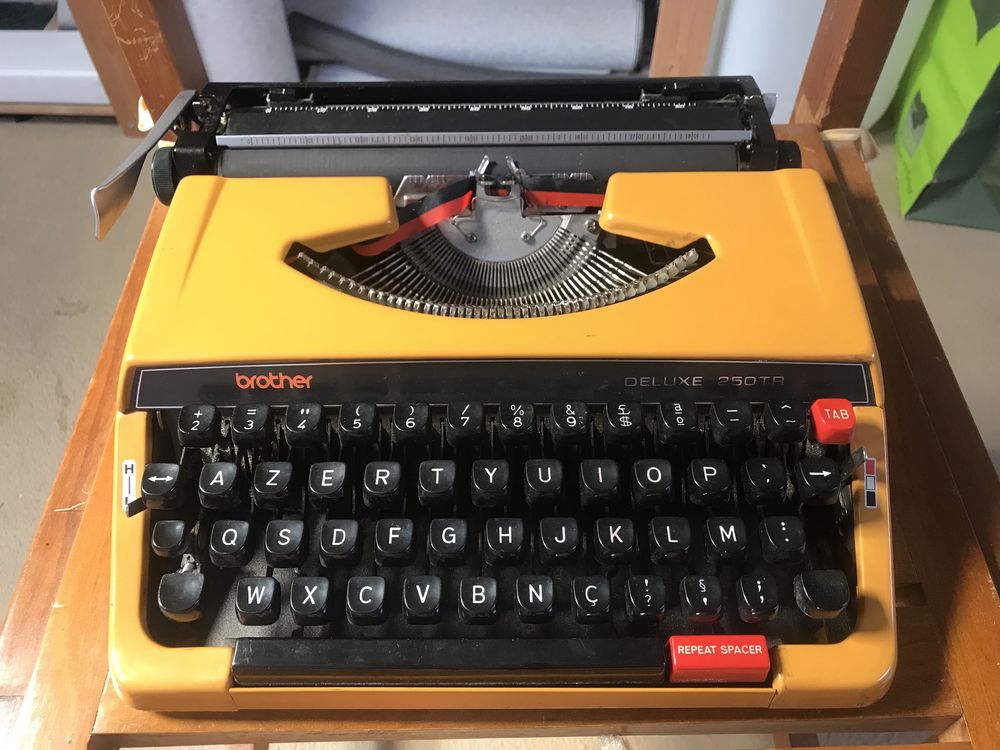 Máquina de escrever Brother Deluxe 250TR