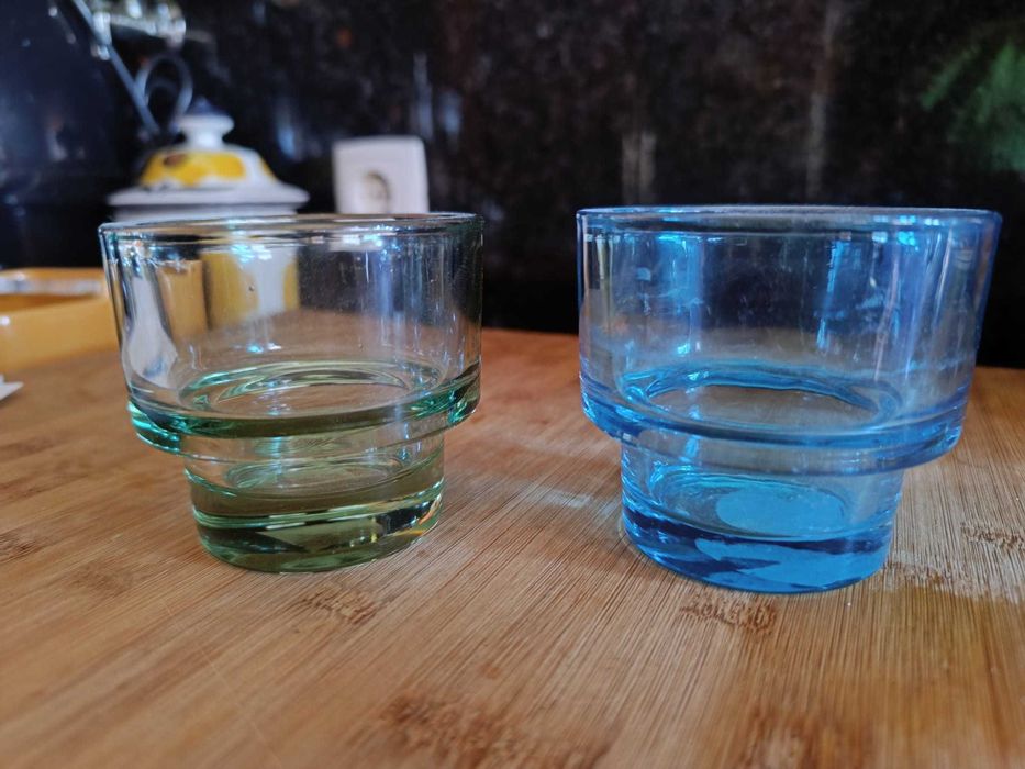 2 castiçais de vidro grosso - um verde e um azul
