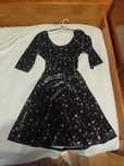 Vestido preto com padrão de flores da Chh