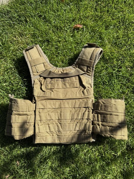 Плитоноска з регульованими бічними крилами на резинці