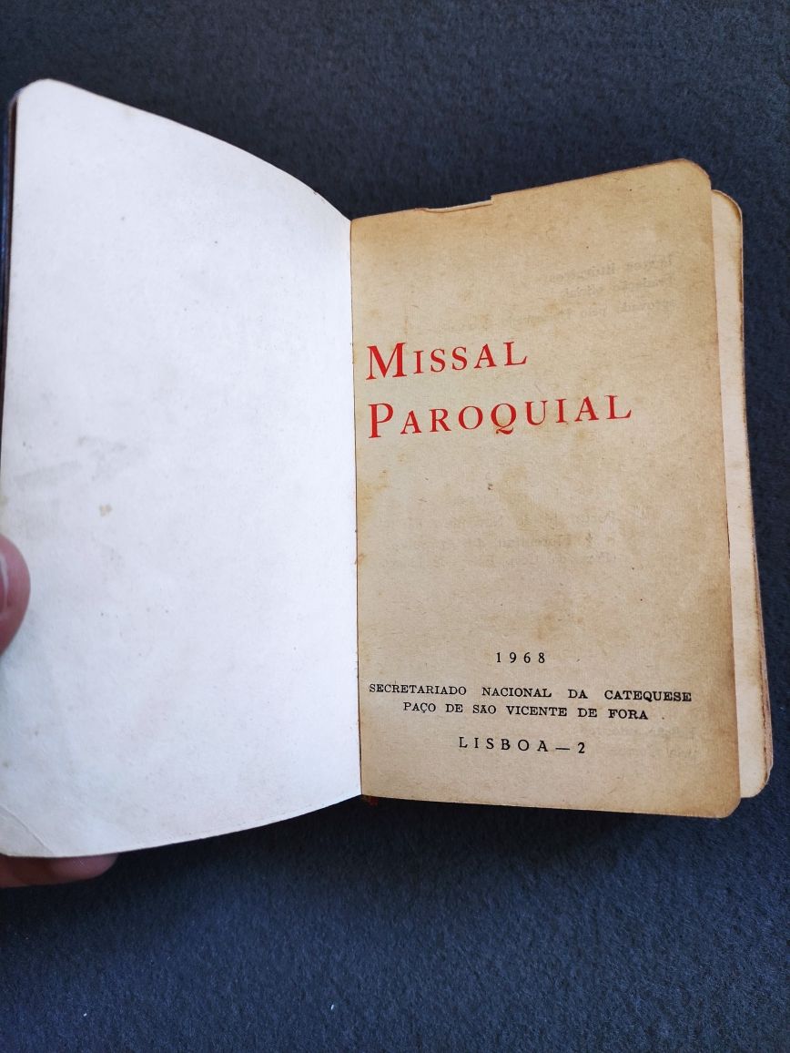 Livros religiosos: bíblias, novo testamento, missa paroquial