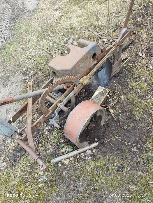 Плуг двокорпусний