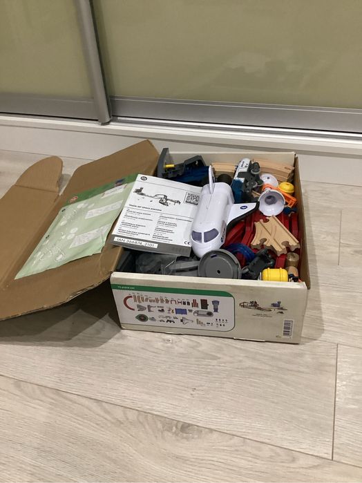 Деревяна залізниця Pley Tive. Космічна станція