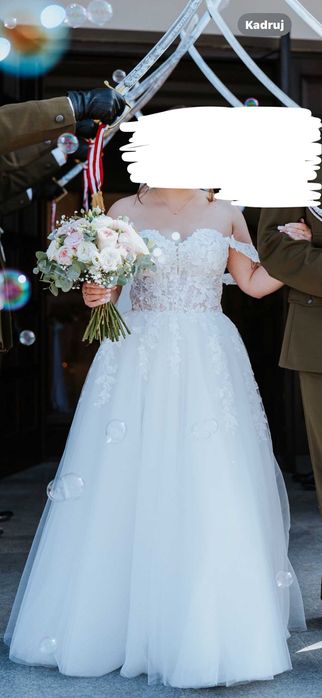 Suknia ślubna z dopinanymi ramiączkami i welonem