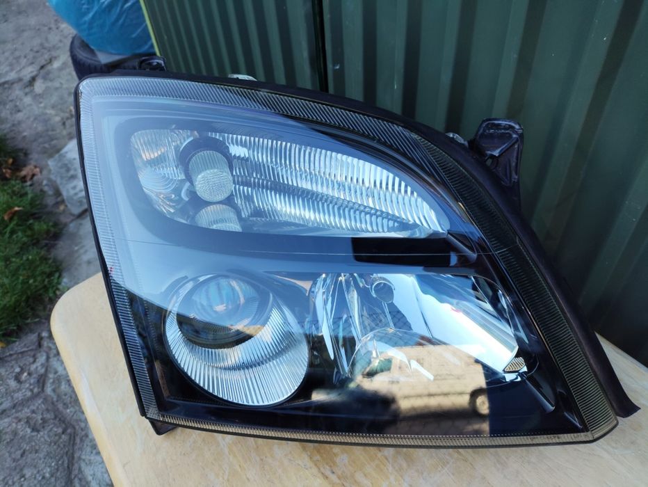 Lampa prawa przednia HELLA Opel Vectra C GTS przedlift czarny środek