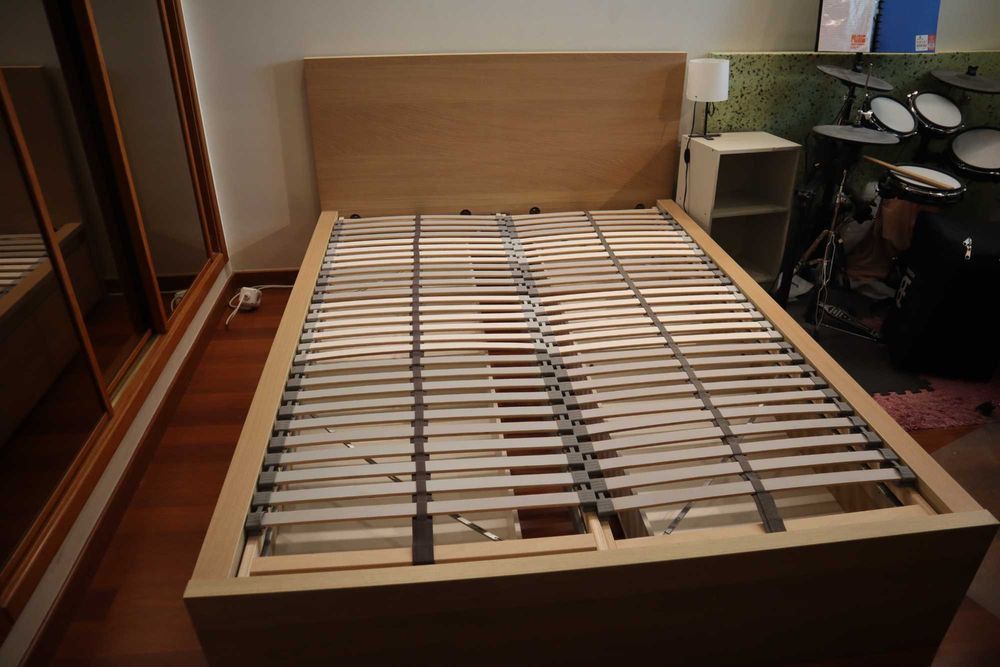 Cama de casal MALM (IKEA) com 4/gavetas bem conservada