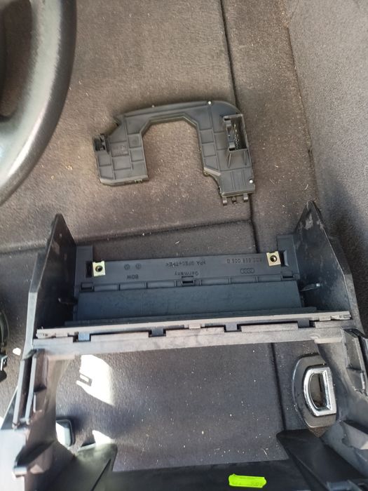 Várias peças Audi A4 B6
Tudo = 50€
 Peças individuais, negociar por m