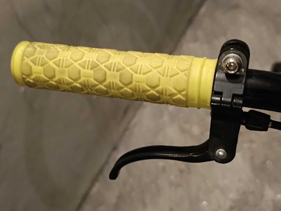 Bicicleta lindíssima com rodas com aros especiais:oferta acessórios