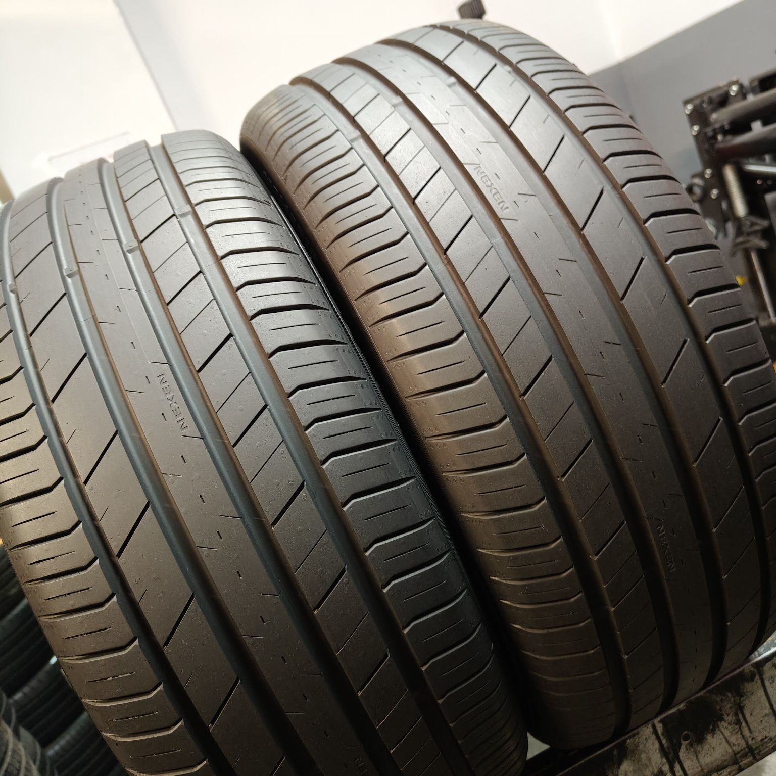 235/45/19 XL Sprzedam parę opon letnich Nexen