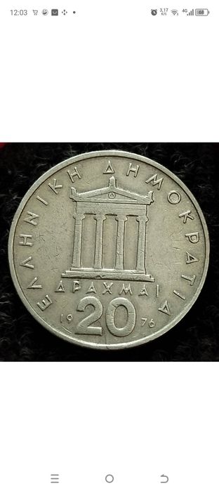 Продам двух больших попугаев,срочно. Большая клетка домик,кормушки